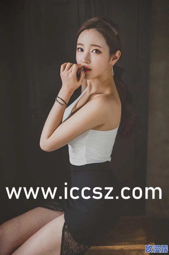 白色战靴王祖贤文轩：探讨这位经典影星在时尚界的独特风格与影响力，展现她如何通过服饰表达个性