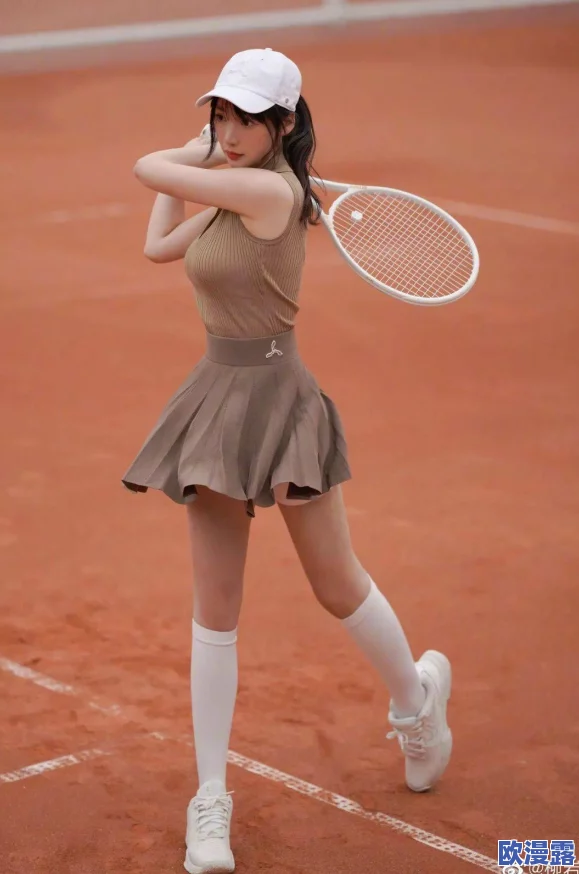 白丝校花被狂揉大胸照片，展现了青春少女的魅力与性感，引发网友热议和关注