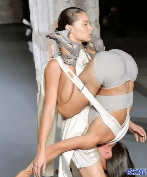 男模互摸隐私秘部位：时尚界背后的不为人知的秘密与行业潜规则分析