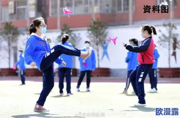 长白光阴渺渺体育课抓单杠，学生们在阳光下挥洒汗水，展现青春活力与团队精神的精彩瞬间