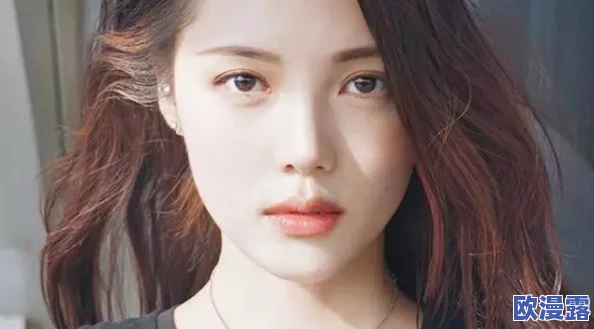 在月光下，我轻柔地解开了校花那件黑色蕾丝胸罩，揭开了她内心深处的秘密与渴望