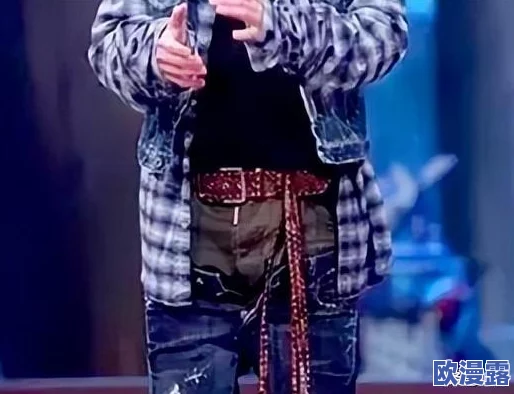 男生在浪漫氛围中轻柔脱下女生内裤的温馨瞬间