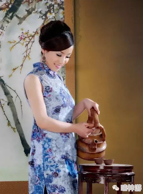 萌白酱金丝黑色旗袍，展现优雅气质与时尚魅力的完美结合，引领新一季潮流风向标