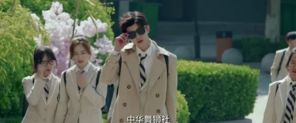 男生坤坤放女生坤坤，校园内外引发热议，网友纷纷讨论其背后的意义与影响