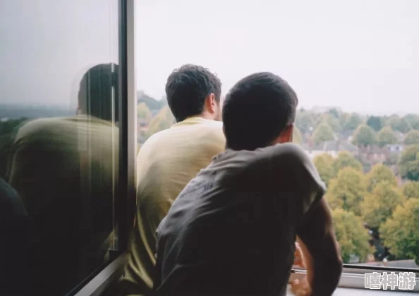 男同与农民工小伙子：一段跨越阶层的爱情故事，挑战社会偏见与传统观念的勇气与坚持