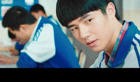 小孩把钢筋喂给班主任，反映了教育环境中师生关系的紧张与沟通缺失问题亟待解决