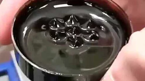 伽罗出了白色的流动液体，真是千奇百怪、令人匪夷所思的现象