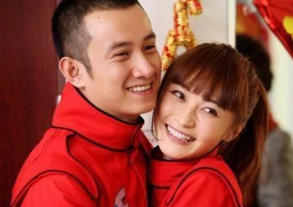 天天综合天天：明星恋情曝光，某知名演员与神秘女子深夜约会引发热议！