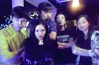 黑料2024最新版：明星私生活曝光，娱乐圈内幕大揭秘，谁是背后的操控者？