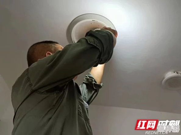 物业电工老赵和刘梦刘香:传闻两人私下关系密切,竟然一起参加了神秘聚会引发邻里热议! 物业电工老赵和刘梦刘香:传闻两人私下关系密切,竟然一起参加了神秘聚会引发邻里热议!