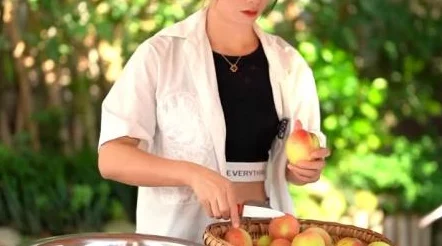 大坤坤戳桃子流牛奶,带你感受清新美味与乡村风情的完美结合,尽享自然的馈赠与诱惑 大坤坤戳桃子流牛奶,带你感受清新美味与乡村风情的完美结合,尽享自然的馈赠与诱惑