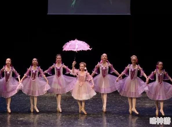 舞蹈女生帮助男生释放压力，竟然在排练室上演了一场意外的浪漫邂逅，引发众人热议！