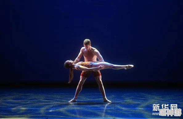 舞蹈女生帮助男生释放压力，竟然在排练室上演了一场意外的浪漫邂逅，引发众人热议！