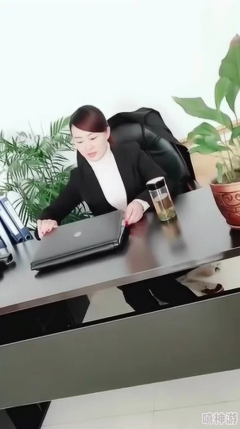 我的漂亮老板娘被曝与公司高管有染，引发内部员工猜测和围观