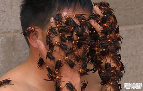 色老太＂被曝与多名年轻男子有染，疑似涉及家庭纠纷和金钱利益交易