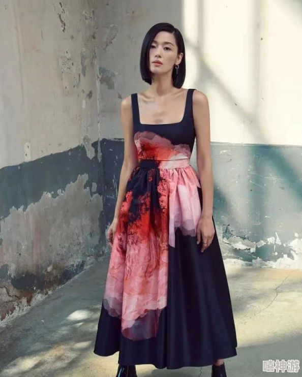 色老太＂被曝与多名年轻男子有染，疑似涉及家庭纠纷和金钱利益交易