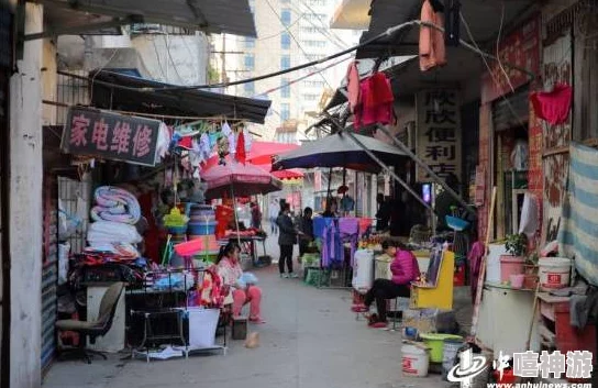 在繁华都市中，城中村刚从外面回来的两百元带来的温暖与希望让人感慨万千