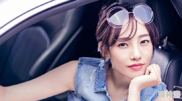 汤芳裸奔，背后竟隐藏着她与圈内男星的秘密恋情，引发网友热议和众多猜测！