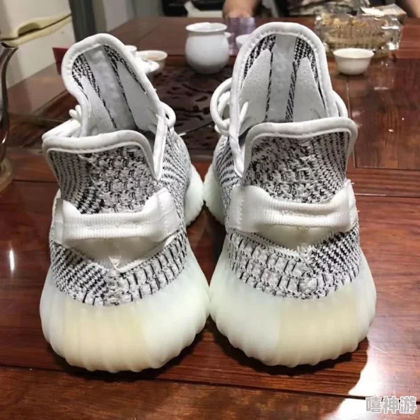 国产yeezy451引发热议，网友曝出设计灵感来源于某知名艺术家作品，背后故事令人惊讶！