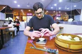 女生给男生看她的小笼包,甜蜜瞬间引发网友热议,大家纷纷分享自己的美食故事与情感体验 女生给男生看她的小笼包,甜蜜瞬间引发网友热议,大家纷纷分享自己的美食故事与情感体验