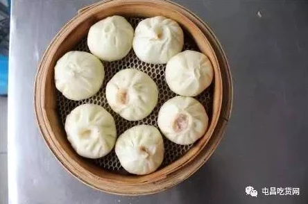 女生给男生看她的小笼包,甜蜜瞬间引发网友热议,大家纷纷分享自己的美食故事与情感体验 女生给男生看她的小笼包,甜蜜瞬间引发网友热议,大家纷纷分享自己的美食故事与情感体验