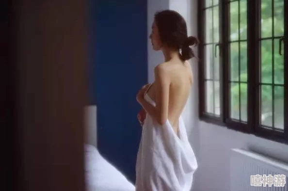 周妍希裸照曝光引发热议，网友纷纷猜测其背后故事，究竟是炒作还是隐情？