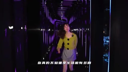 在KTV拨开内裤进入,2024年流行歌曲伴奏下的夜生活新体验引发热议 在KTV拨开内裤进入,2024年流行歌曲伴奏下的夜生活新体验引发热议