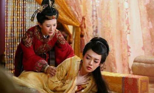 上官婉儿拿一支笔稿自己视频，展现才华与创意，引发网友热议与关注
