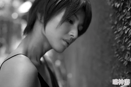 一边亲上面一边摸下面韩剧：男女主演绯闻曝光，导演称其为＂最火爆戏路