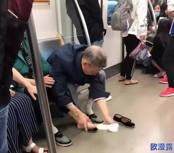 老头和老头在公厕了互摸,意外被监控拍下引发热议,网友纷纷评论各自看法 老头和老头在公厕了互摸,意外被监控拍下引发热议,网友纷纷评论各自看法