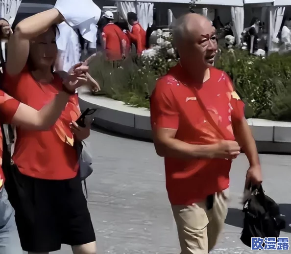 公厕dayGayGay骚年老头：网友热议公共场所的性取向表达与社会接受度，呼吁更多包容与理解