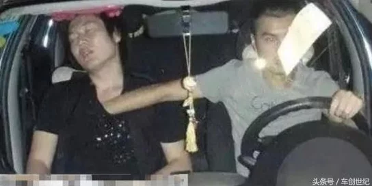 爽 好紧 宝贝别夹大巴男男，车内情欲升温，两人激情互动引发周围乘客侧目关注