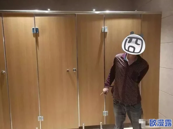 沟厕盗撮引发热议：网友纷纷表示应加强公共场所监控与隐私保护，呼吁严惩违法行为以维护社会安全