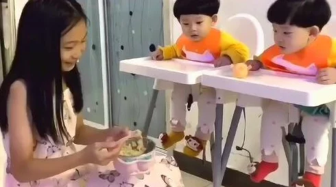 小孩子半夜起来给姐姐吃吧，温馨瞬间感动全家人，兄妹情深令人泪目