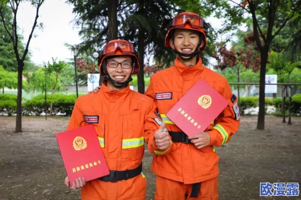武汉消防员肌肉双龙：网友热议英雄形象，称赞其不仅是力量的象征，更是勇气与奉献精神的代表