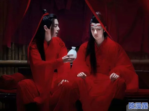 蓝忘机含魏无羡的茱萸，情感深厚再现经典场景，引发粉丝热议与共鸣