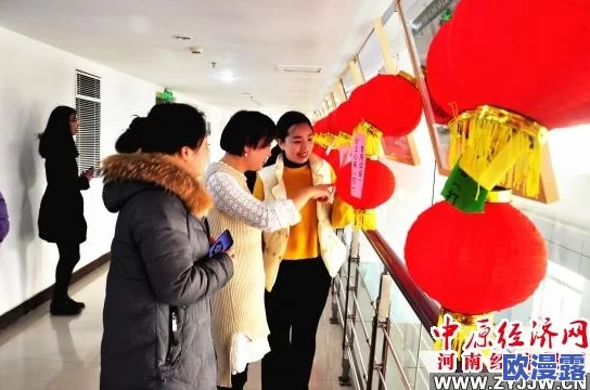 晚上打扑克不盖被子，朋友们的欢声笑语让这个寒冷的夜晚变得温暖无比，游戏中的紧张气氛更是令人难忘