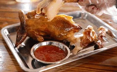 女方用嘴巴吃鸡：探讨饮食习惯与社交文化之间的微妙关系，及其对人际交往的影响与反思