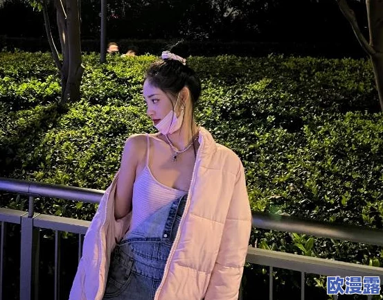 我就要草！某明星被拍到与神秘对象深夜约会，疑似恋情曝光引发热议，网友纷纷猜测背后真相