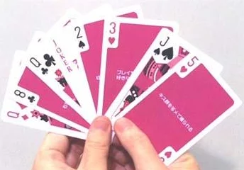 男生和女生打扑克：探讨性别在游戏中的互动与策略差异，以及如何通过娱乐活动增进彼此的理解与友谊