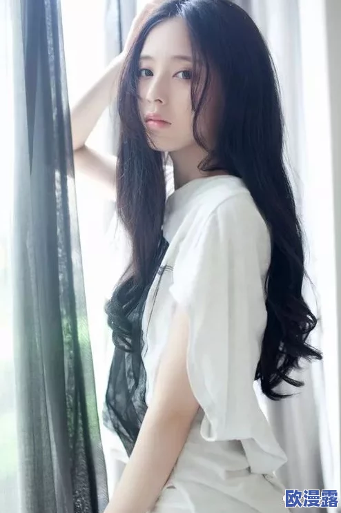 白丝校花裸身写真引发热议，网友纷纷讨论其艺术价值与社会影响的多重视角分析