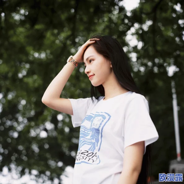 白丝校花裸身写真引发热议，网友纷纷讨论其艺术价值与社会影响的多重视角分析