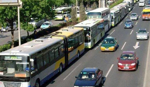 真人强 112分钟国产公交车：探讨中国公共交通发展与城市化进程的关系及其对社会生活的影响