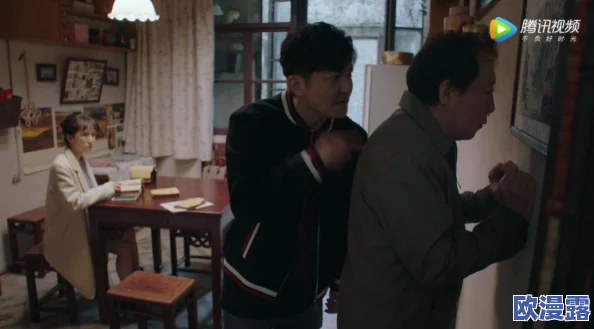 渣男撕开内衣 挠奶头和屁股，这一行为不仅侵犯了他人的身体界限，也反映出对女性的不尊重与物化