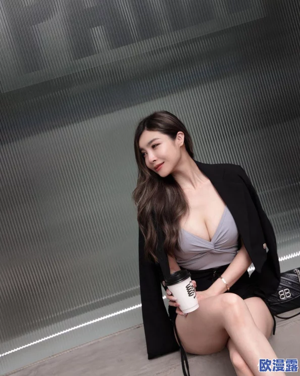 最新另类丰满美女Z0OZO，传闻与知名导演秘密约会，引发网友热议和关注！