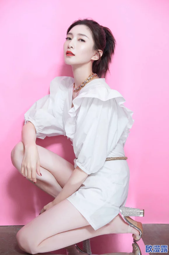 白丝校花扒开美腿甜美f1中文网：校园青春与时尚潮流的完美结合，展现年轻人的活力与魅力