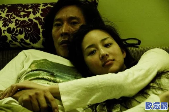 两性动图:明星情侣私密互动曝光,背后隐藏的情感故事引发热议! 两性动图:明星情侣私密互动曝光,背后隐藏的情感故事引发热议!