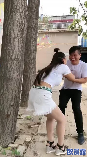 美女野外勾搭老头AV，这是一部讲述年轻女性与年长男性在自然环境中发生亲密关系的成人影片，展现了不同年龄层之间的情感互动