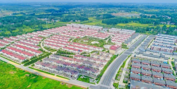 城中村找了个不错的居住环境,结合本地文化与现代设施,实现了宜居与经济发展的完美平衡 城中村找了个不错的居住环境,结合本地文化与现代设施,实现了宜居与经济发展的完美平衡