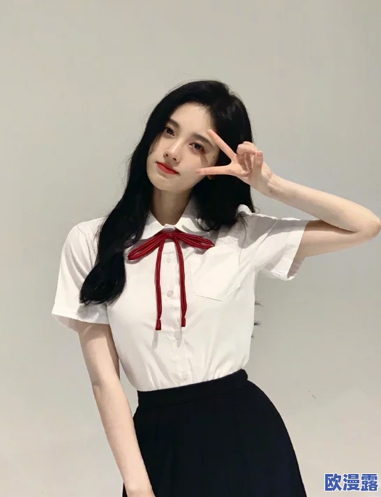 白丝校花 扒开双腿：这是一篇关于校园生活与青春成长的故事，展现了年轻人在面对情感和自我认知时的复杂心路历程